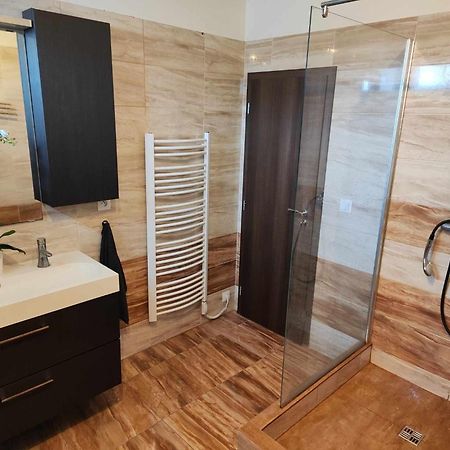 Apartman Dominika Apartamento Rovinka Exterior foto